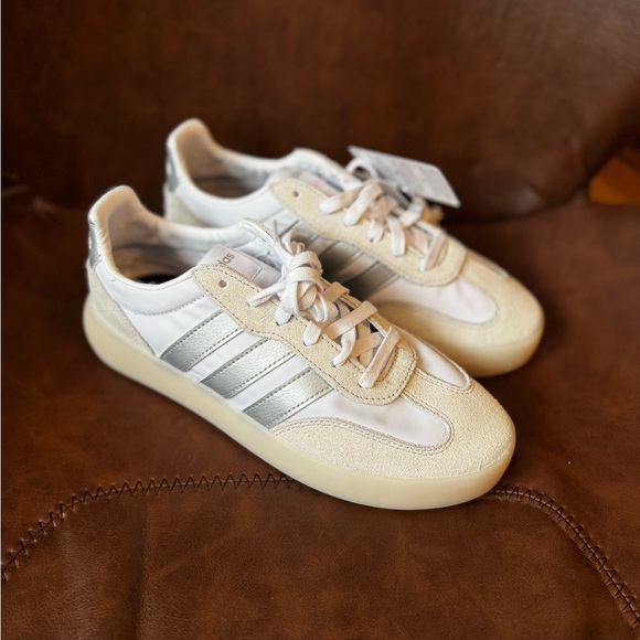 Adidas Women's Barreda Decode
Shoes Size 7 - Picture 4 of 7